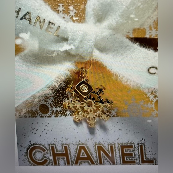 Chanel authentic charm, comes with box and unbranded chain, gold, plus ribbon - Picture 2 of 6